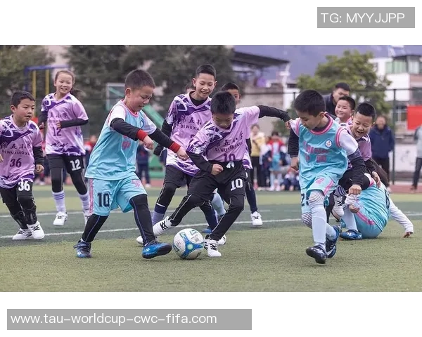 沉浸在虚拟绿茵场上体验踢足球的乐趣与激情